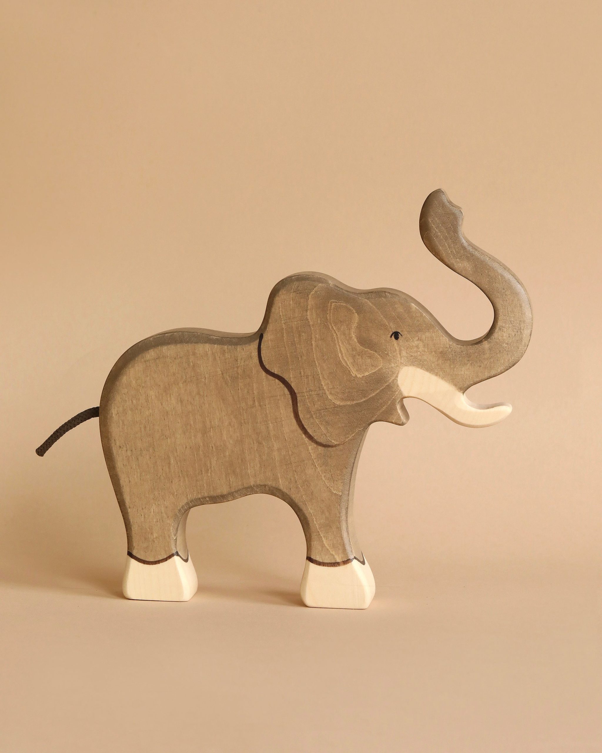 Holztiger Elephant, Trunk Raised