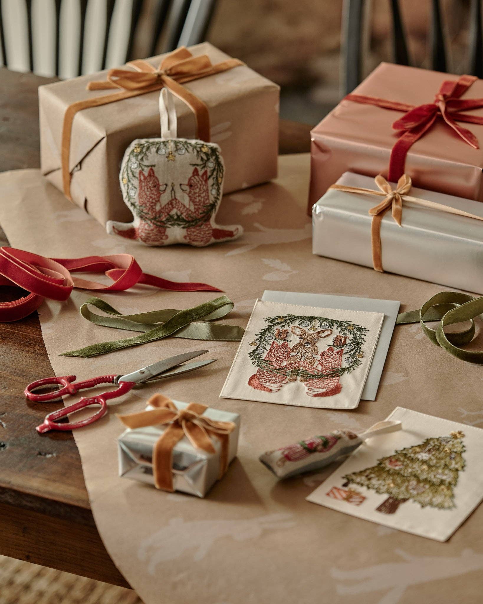 Coral & Tusk Mouse with Wreath Ornament - Image 5